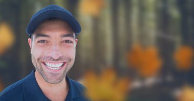 Adamın yüzünü ormandaki yaprakları ile