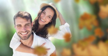 Kaç yaprakları ile orman içinde