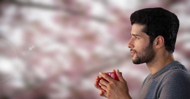 Kupa yaprakları ile ormandaki adam