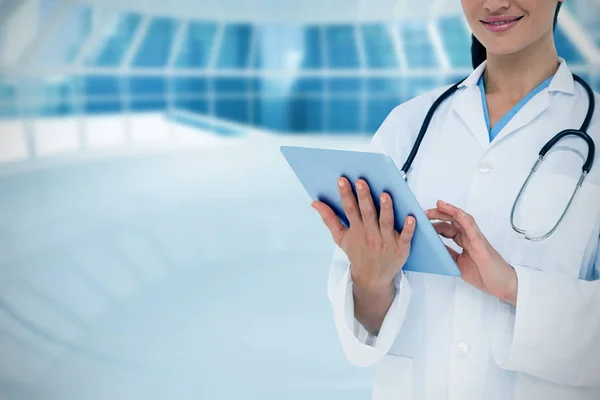 Médico usando seu tablet pc — Fotografia de Stock