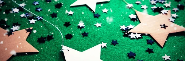Handgemaakte sterren op groene achtergrond — Stockfoto