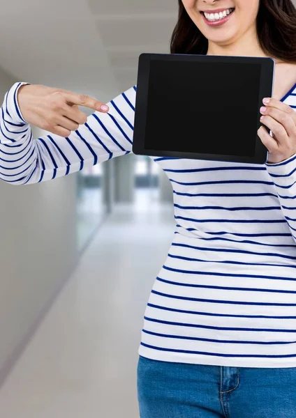 Kadın holding tablet koridor arka plan ile — Stok fotoğraf