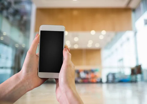 Manos usando el teléfono — Foto de Stock