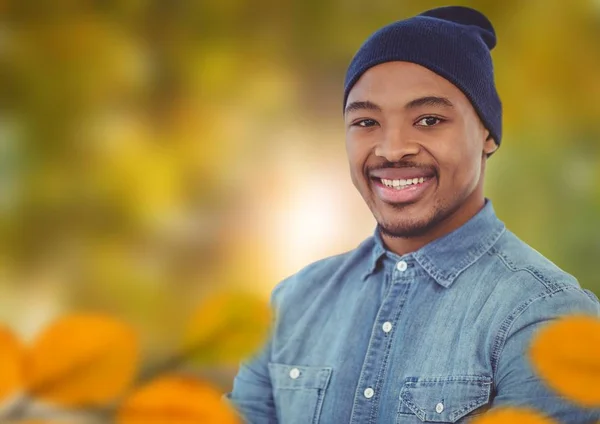 Mann im Wald mit Laub im Gesicht — Stockfoto