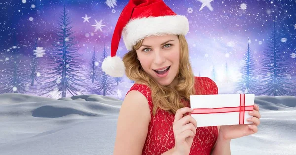 Weihnachtsmann hält Geschenk in der Hand — Stockfoto