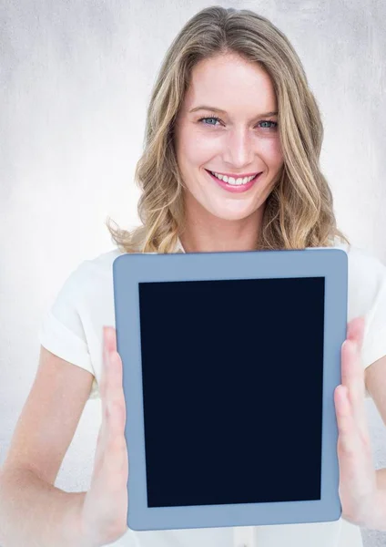 Kadın holding tablet — Stok fotoğraf