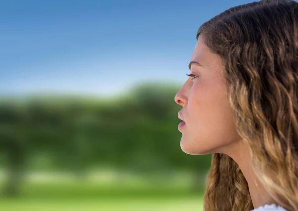 El rostro de la mujer en la naturaleza — Foto de Stock