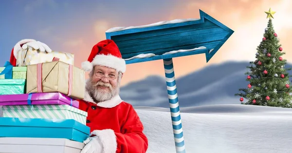 Санта-Клаус с подарками и вывеской Wooden — стоковое фото