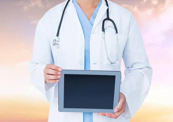 Médico segurando tablet com fundo céu — Fotografia de Stock