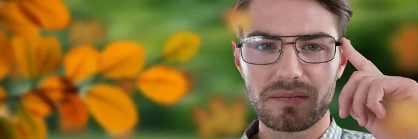 El rostro del hombre en el bosque con hojas y gafas —  Fotos de Stock