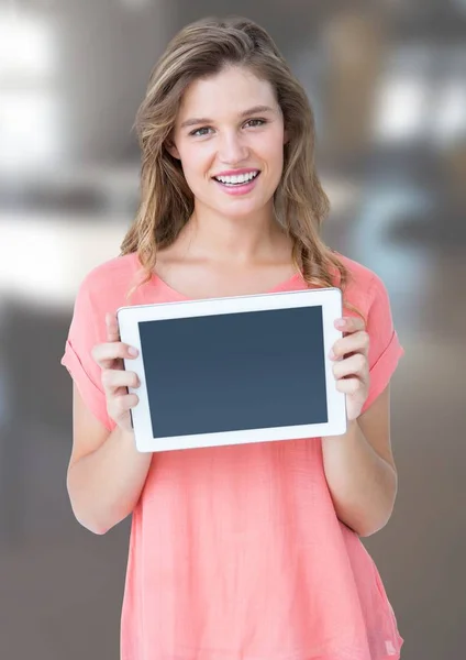 Kadın holding tablet ile office arka plan — Stok fotoğraf