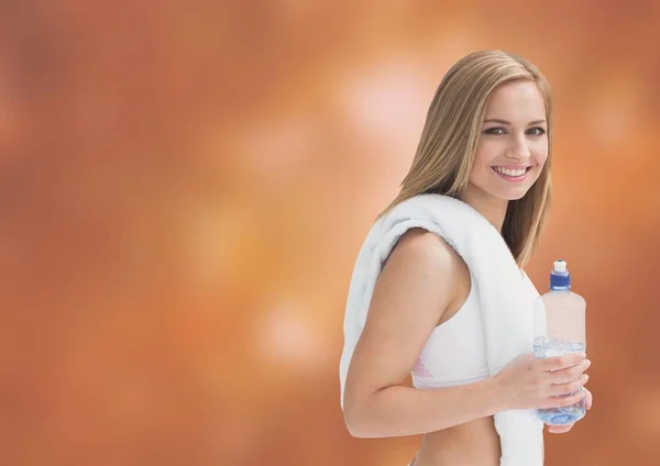 Su şişesi ve havlu ile atletik kadın — Stok fotoğraf