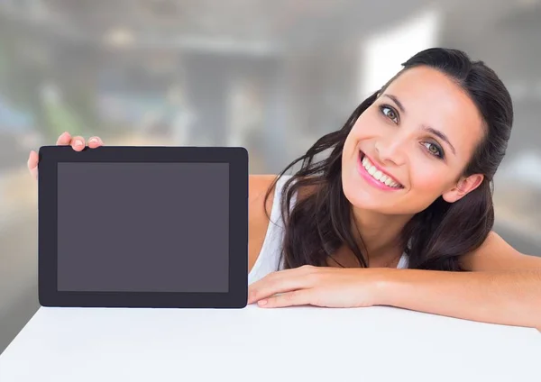 Frau hält Tablet in der Hand — Stockfoto