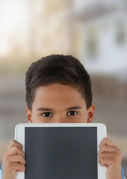 Çocuk holding tablet — Stok fotoğraf