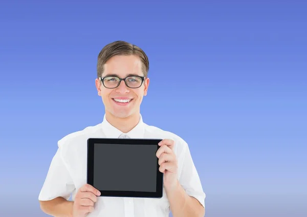 Hombre sosteniendo la tableta con fondo azul —  Fotos de Stock