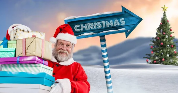 Санта держит подарки — стоковое фото