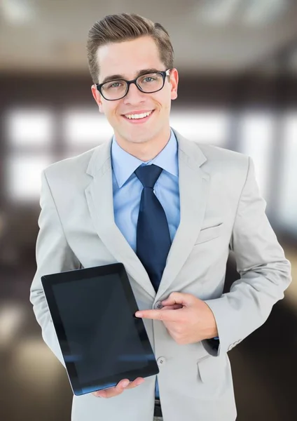 Hombre sosteniendo tableta con fondo de oficina —  Fotos de Stock