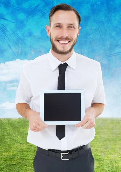 Hombre sosteniendo tableta — Foto de Stock