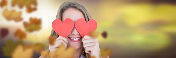 Gezicht van de vrouw in het bos met bladeren — Stockfoto