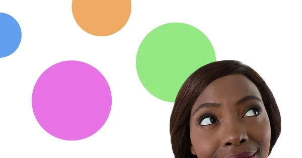 Mujer mirando hacia arriba con círculos coloridos — Foto de Stock