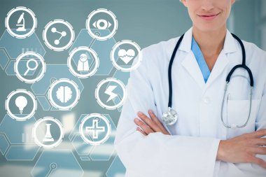 kameraya gülümseyen doktor 