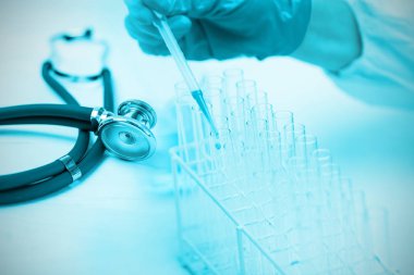 sıvı bir test tüpü içinde bırakarak el