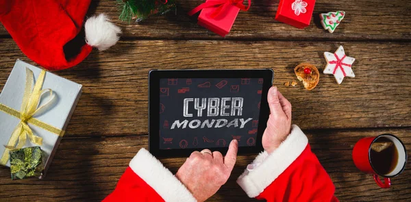 Noel Baba masaya dijital tablet kullanma — Stok fotoğraf