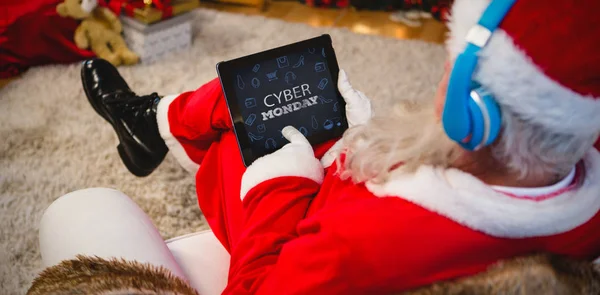 Santa claus använder digital tablet — Stockfoto