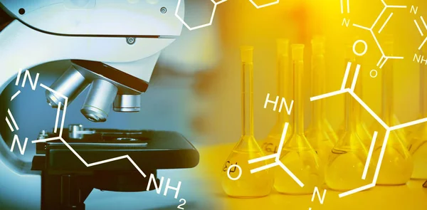 Microscoop in laboratorium en tekenen — Stockfoto