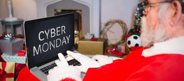 Santa claus sentado y usando el ordenador portátil — Foto de Stock