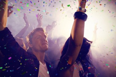 İnsanlar konserde dans ediyor.