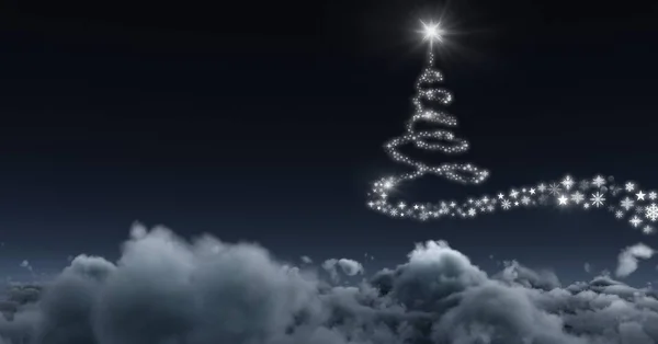 눈송이 크리스마스 트리 패턴 모양 하늘에 빛나는 — 스톡 사진