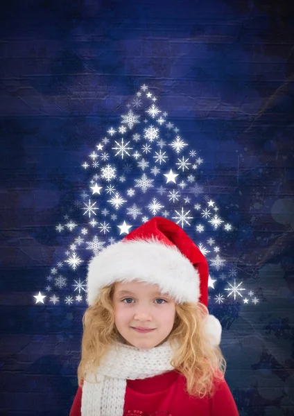 Menina com chapéu de Papai Noel e floco de neve árvore de Natal forma padrão — Fotografia de Stock