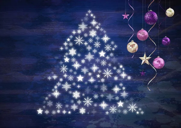 Natal bauble decorações e floco de neve árvore de Natal forma padrão — Fotografia de Stock