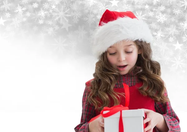 Menina segurando presente e floco de neve padrão de Natal e espaço em branco — Fotografia de Stock