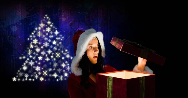 여자 산타 오프닝 선물 및 눈송이 크리스마스 트리 패턴 모양 — 스톡 사진