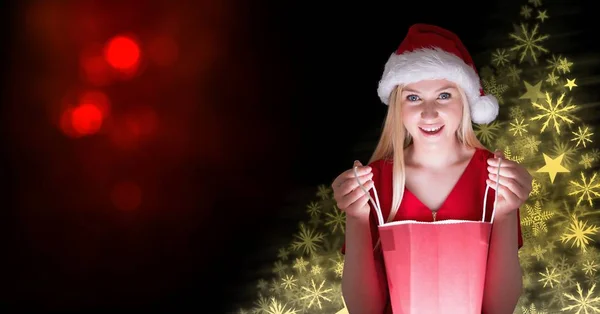 Boîte cadeau d'ouverture femme et motif de Noël flocon de neige — Photo