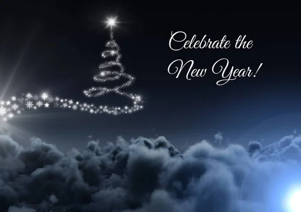 Célébrez le texte du Nouvel An et la forme du sapin de Noël flocon de neige rayonnant dans le ciel — Photo