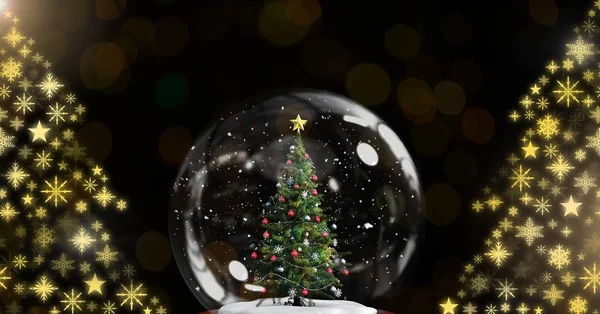 Boule de neige arbre de Noël et flocon de neige forme arbre de Noël — Photo