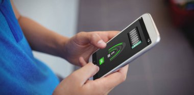 Cep telefonu kullaranarak öğrenci