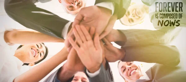 Zakelijke team permanent handen samen — Stockfoto