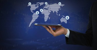 Bitcoin simgeler ve tablet tutan el 