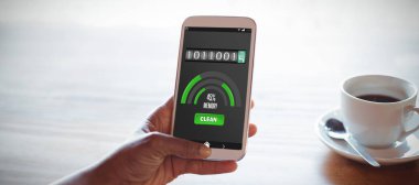 masada telefon kullanan kadın