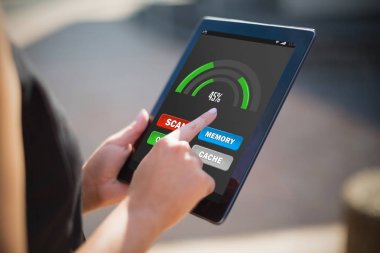 Dijital tablet kullanan iş kadını