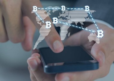 Bitcoin simgeler ve Dünya Haritası ve ellerini kullanarak telefon