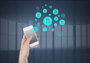 Bitcoin simgeler ve el telefon tutarak
