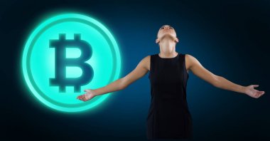 İşkadını bitcoin grafik simge ile