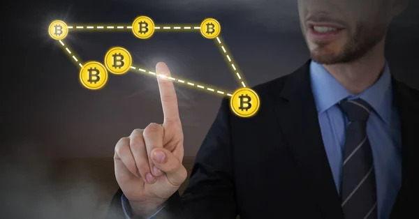 Zakenman aan bitcoin grafische pictogrammen te raken — Stockfoto