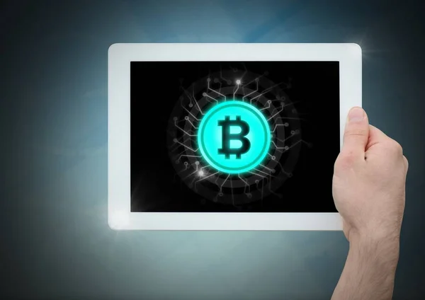 Bitcoin pictogram en hand met Tablet PC — Stockfoto