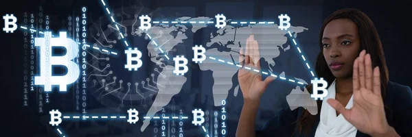 Affärskvinna röra bitcoin grafik — Stockfoto